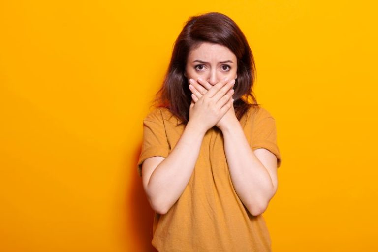 Une femme atteinte herpès a honte