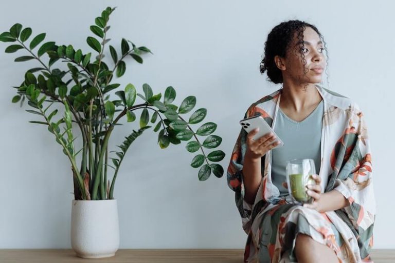 Une jeune femme profite des bienfaits des plantes adaptogènes.