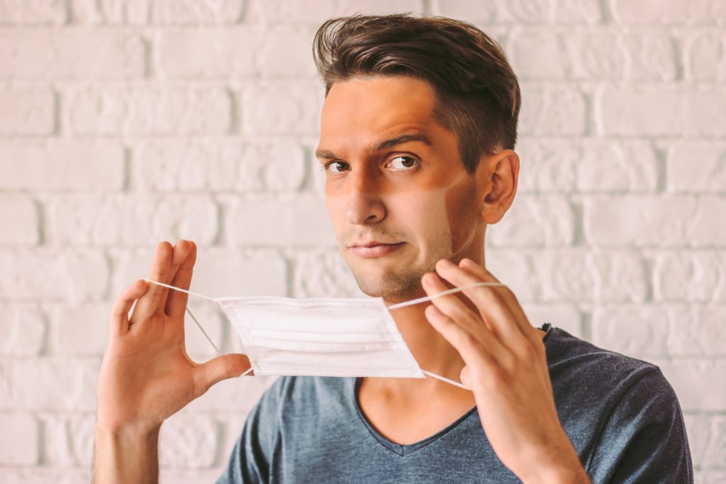 masque pass sanitaire vaccinal Covid ©shutterstock_Anna Tryhub-1