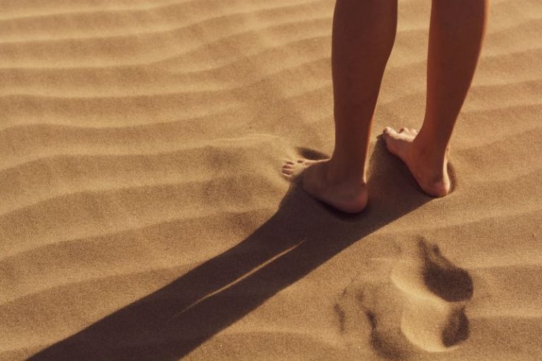 Les pieds plats, ou pieds plats valgus ne laissent pas de traces avec des courbes.