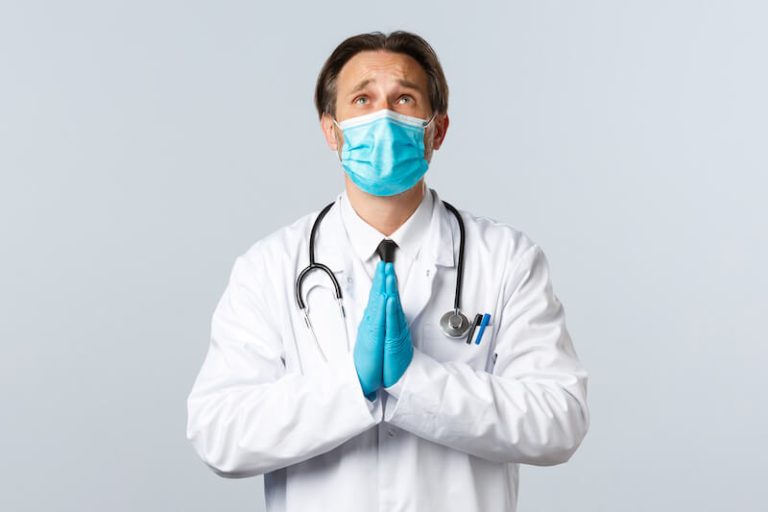 Un médecin manifeste son espoir de voir décro^tre les chiffres de la sixième vague de Covid-19.