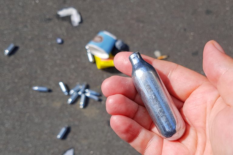 Les dangers du gaz hilarant son largement sous-estimés par ses jeunes utilisateurs.