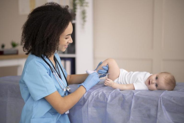 Une infirmière s'occupe de la vaccination d'un nourrisson.