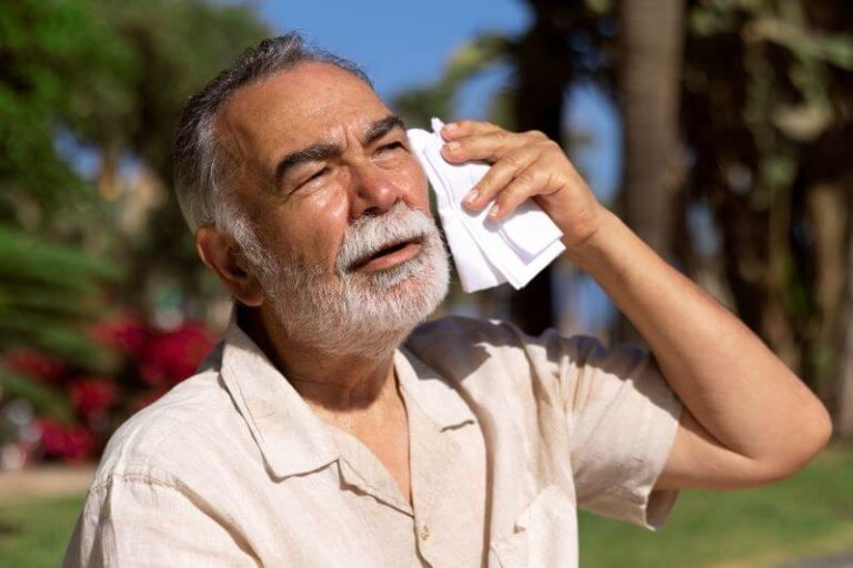 Homme âgé souffrant de la canicule à Lyon, en juin 2022.