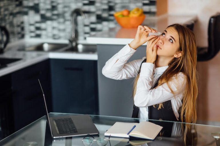 L'âge, les fluctuations hormonales, l'environnement sont autant de facteurs qui favorisent la sécheresse oculaire.
