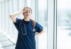 Une infirmière marquée par la fatigue, conséquence de la lourde pénurie de personnel qui frappe tous les secteurs de la santé.