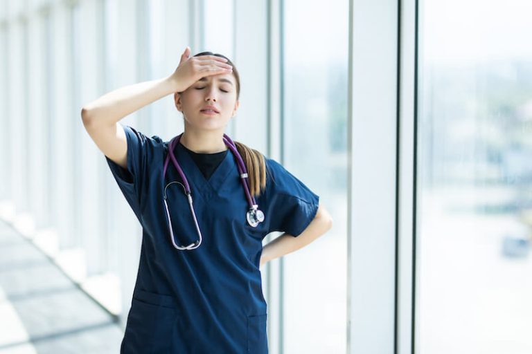 Une infirmière marquée par la fatigue, conséquence de la lourde pénurie de personnel qui frappe tous les secteurs de la santé.