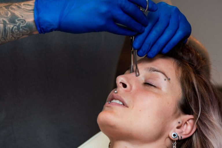 Il y a de nombreuses mesures d'hygiène à respecter lorsqu'on fait un piercing !