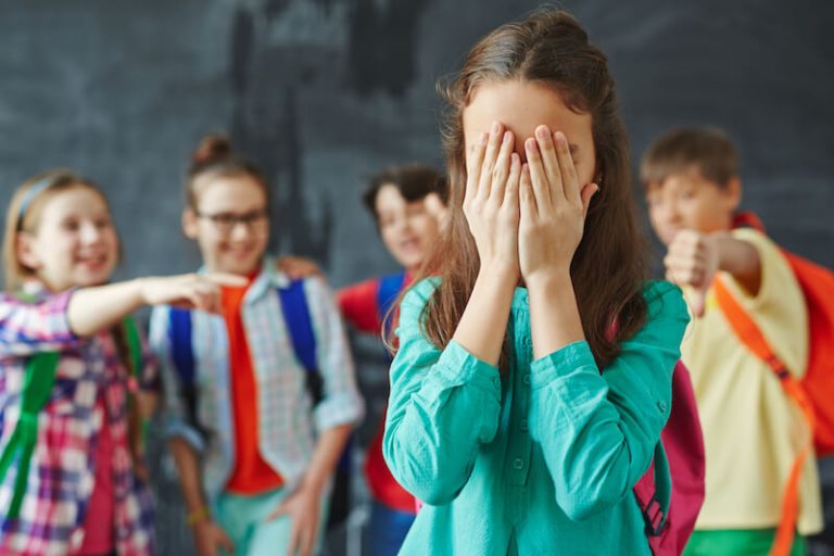 700 000 élèves sont victimes chaque année de harcèlement scolaire en France.