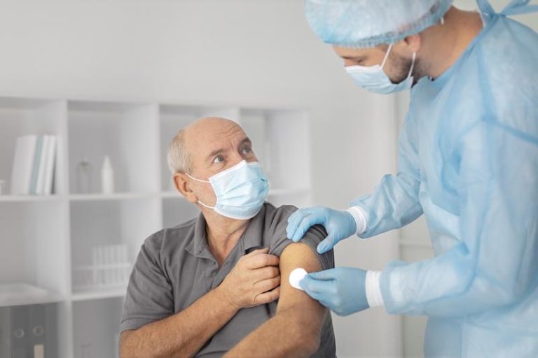 Un sénior se fait vacciner contre le Covid-19.