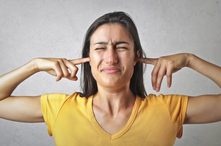 Une jeune femme atteinte de misophonie, fortement gênée par des bruits.