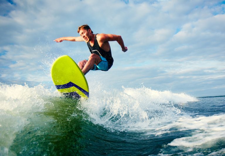 Un surfer en pleine vague : a-t-il pensé à protéger son audition ?