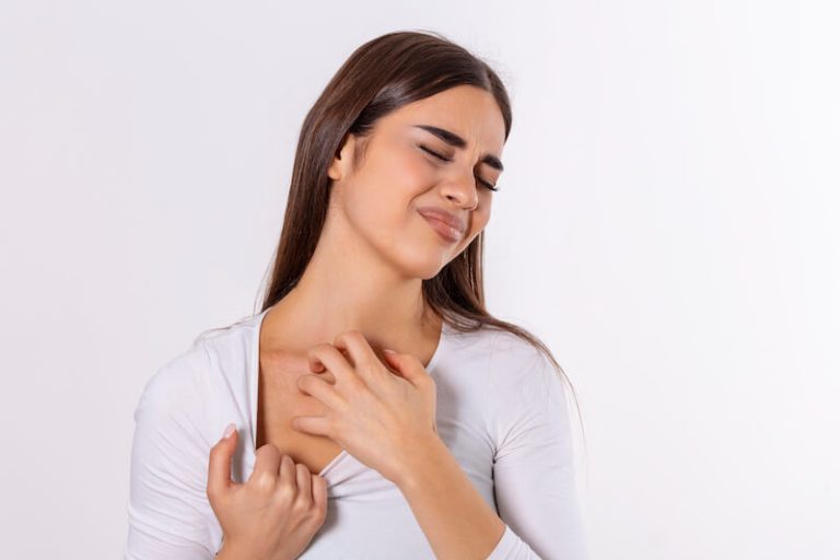 L'eczéma est une maladie qui couvre le corps de plaques rouges inflammatoires qui démangent.