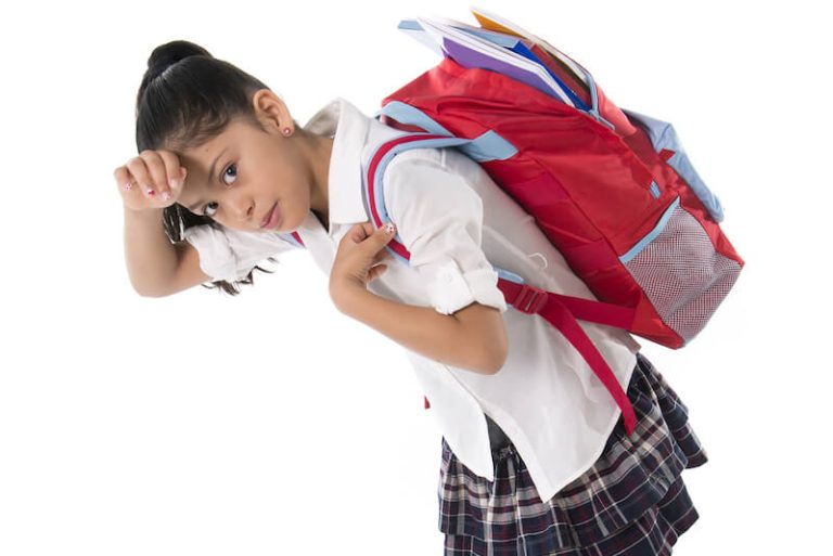 Un enfant ployant sous le poids de son cartable.