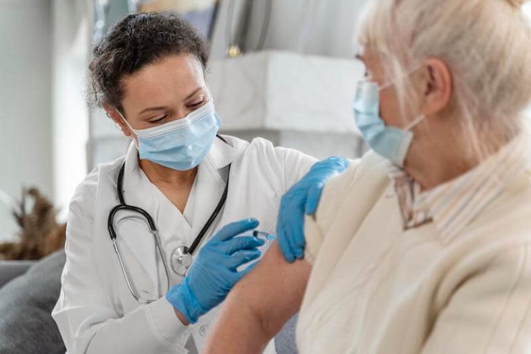 Trois nouveaux vaccins bivalents arrivent en France pour contrer la reprise du Covid.