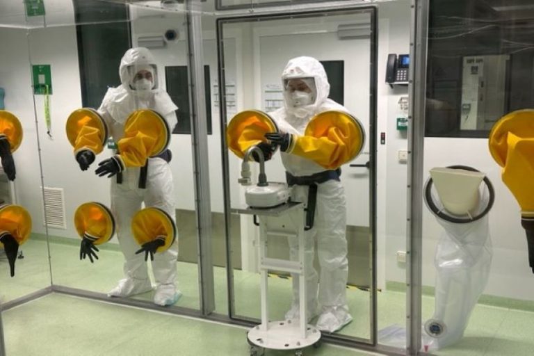 Le laboratoire VIrexpR passe au crible la fiabilité des dispositifs de traitement d'air face aux virus respiratoires infectieux comme le Covid-19.