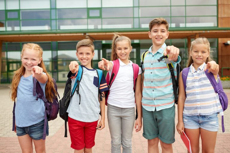 Des élèves pointant du doigt la consommation de tabac devant leur école.