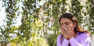 Une jeune femme allergiques à l'un des pollens de graminées.