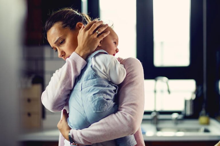 Une maman inquiète avec son enfant malade de la bronchiolite.