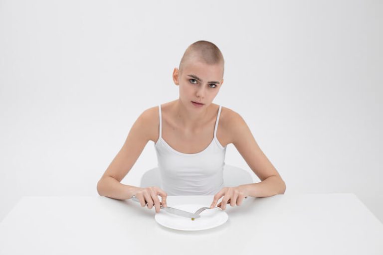 Une jeune femme atteinte d'un cancer perd son appétit.