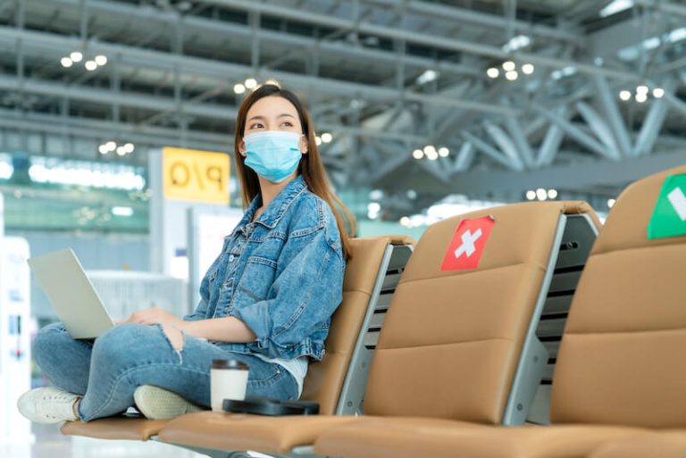 Une femme chinoise en attente de son avion en pleine épidémie de Covid-19, au moment de l'explosion des infections liées au sous variant BF.7.