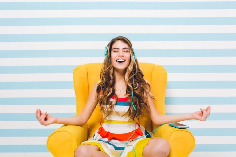 Une jeune femme heureuse d'écouter de la musique.