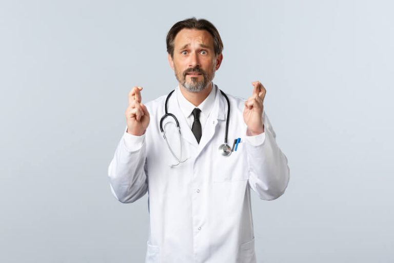 Un médecin inquiet dans le contexte de triple épidémie de grippe, Covid-19 et bronchiolite durant l'hiver 2022-2023.