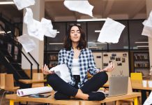 Une femme pratiquant la méditation pour évacuer son stress au travail.