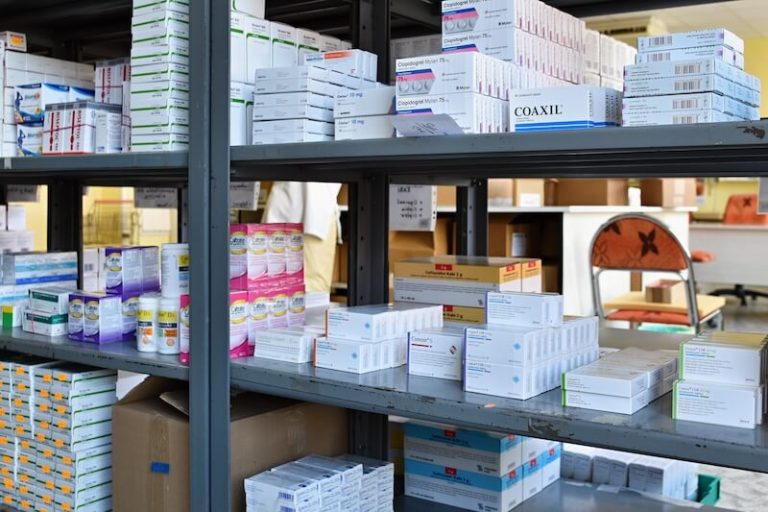 Les tensions sur les médicaments, et notamment sur le paracétamol, s'accroit dans les pharmacies confrontées à une pénurie inédite.