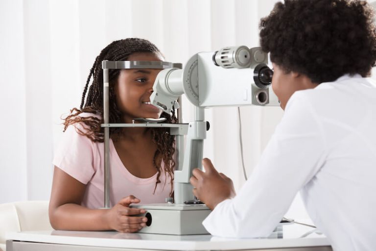 Une jeune fille recevant des soins ophtalmologiques.