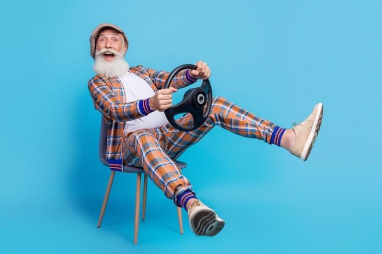 Un senior en forme en train de conduire. Danger ?