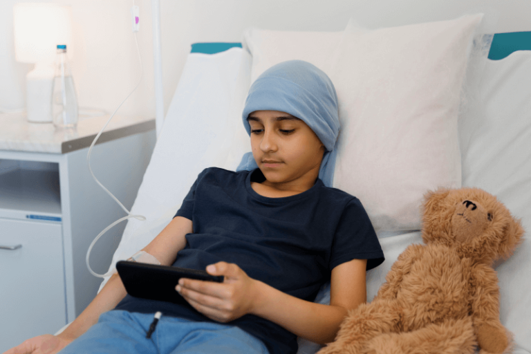 Un jeune garçon en soin pour cancer.