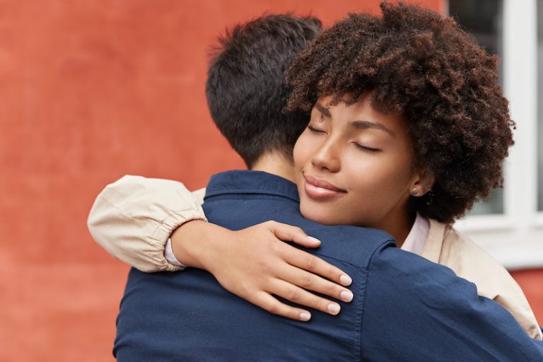 Un couple s'étreint le jour de la Saint-Valentin.