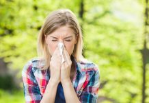 Une jeune femme souffrant du retour de ses allergies aux pollens.