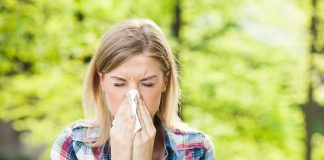 Une jeune femme souffrant du retour de ses allergies aux pollens.