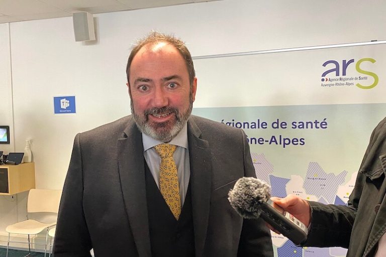 François Braun, le ministre de la Santé et de la Prévention, en visite dans les locaux de l'ARS Auvergne-Rhône-Alpes, le 3 mars à Lyon.