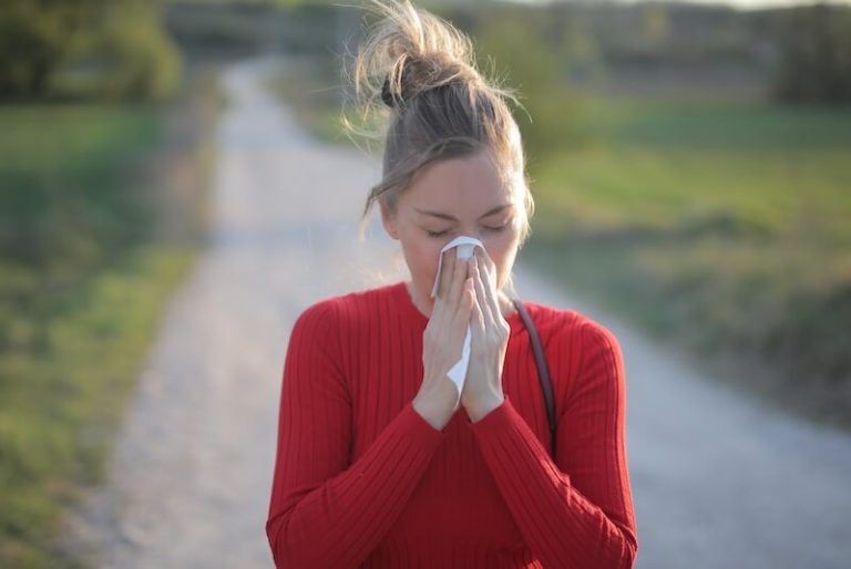 Une jeune femme victime d'une allergie aux pollens, durant la saison du rhume des foins