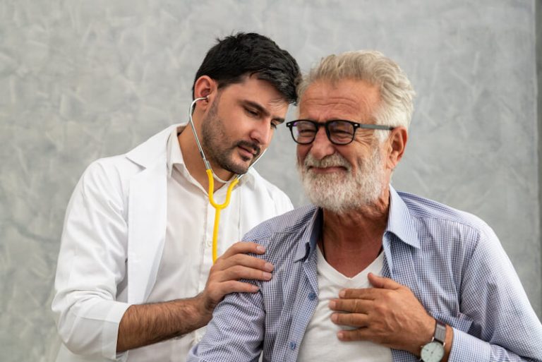 Un médecin de campagne assurant des soins à une personne âgée.