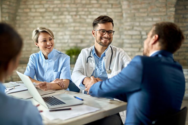 Un médecin en visite en entreprise pour de la prévention à la santé au travail.