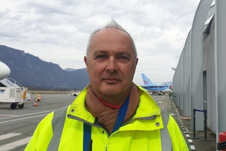 Thomas Besch, atteint de schizophrénie, travaille à l'aéroport.