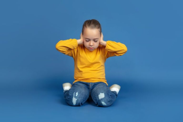 L'autisme se définit par la difficulté d’interactions sociales et de communication.