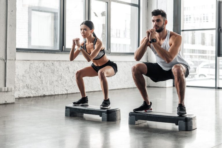 Deux sportifs en centre de remise en forme.