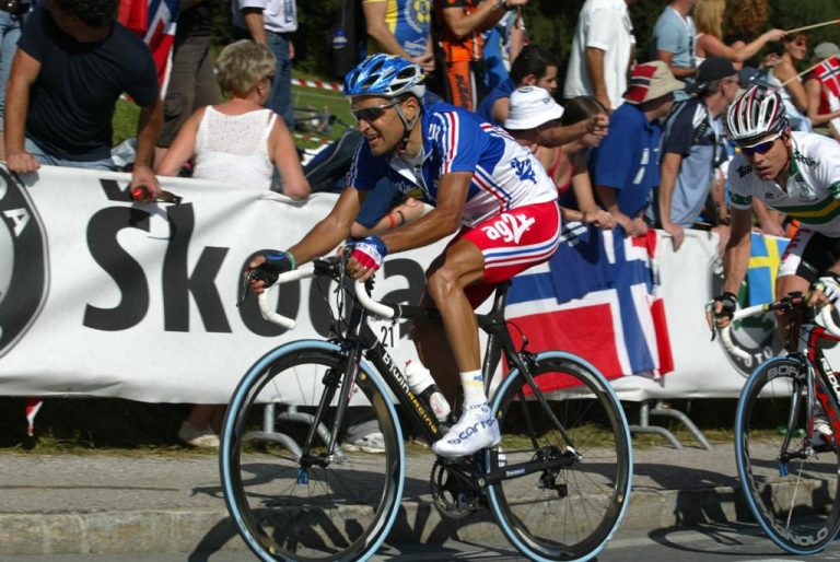 Cyril Dessel, champion cycliste malgré ses problèmes d'audition.
