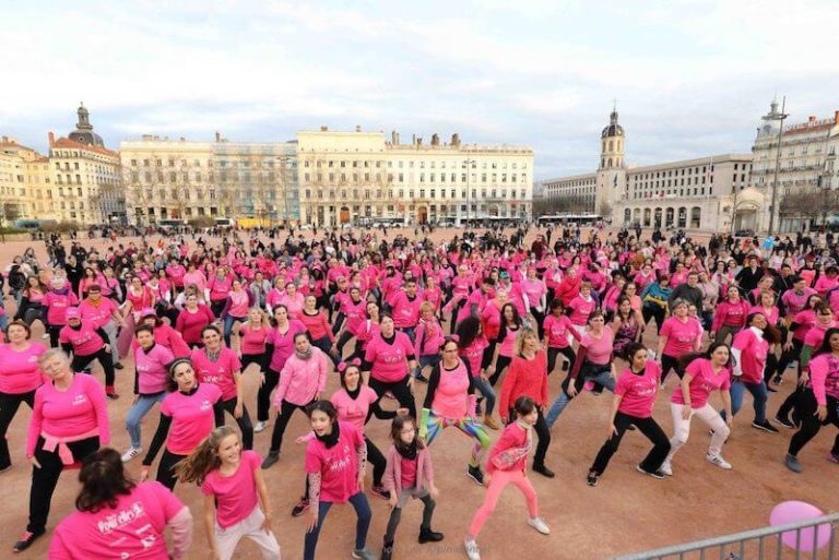 L'opération Danser pour elles, organisée chaque année le 8 mars sur la place Bellecour à Lyon à l'occasion de la journée de la femme.