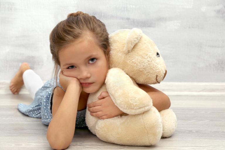Un enfant qui s'ennuie.