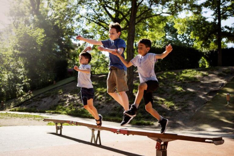 De jeunes enfants pratiquant une activité physique.