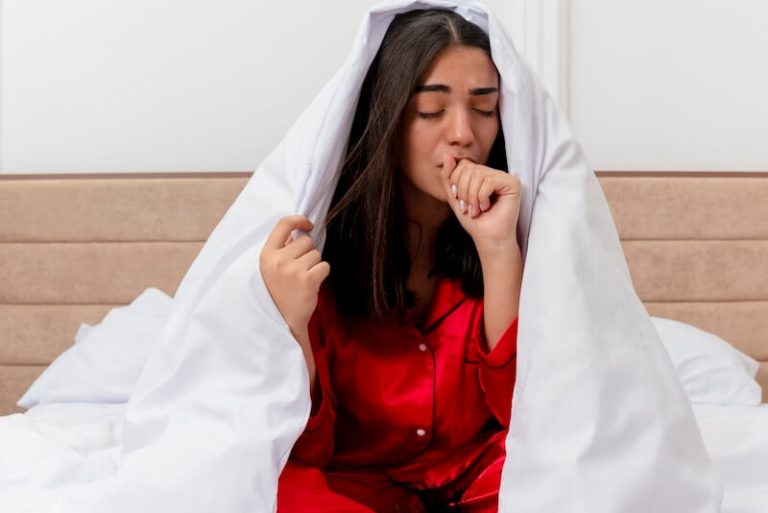 Une jeune femme victime d'un mauvais réveil en raison du changement d'heure.