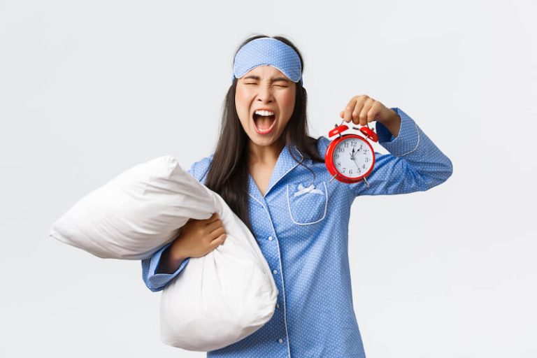 Un femme a du mal à se réveiller à cause de la fatigue
