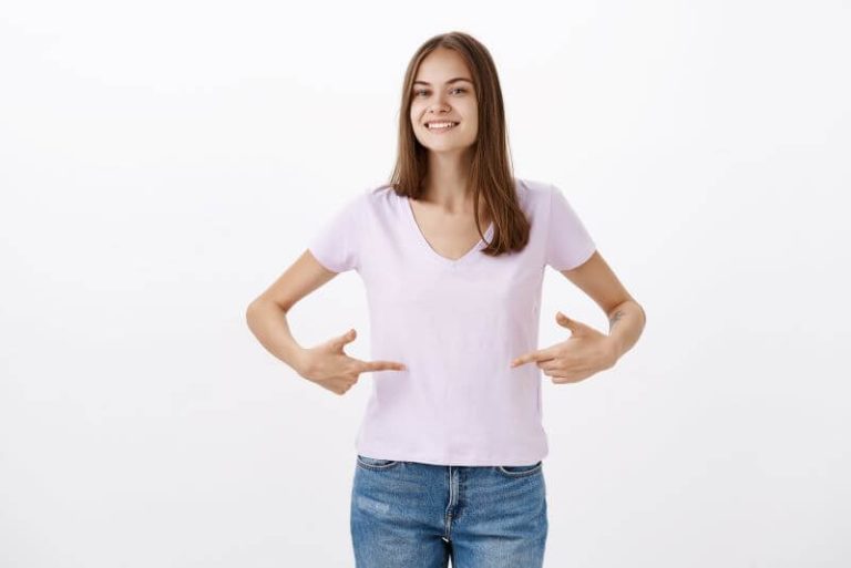 UNe jeune femme montrant son ventre et son microbiote intestinal.