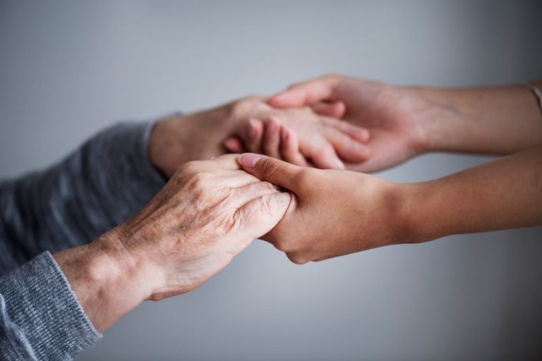 La maladie de Parkinson se définit par la disparition progressive des cellules nerveuses dans le cerveau.